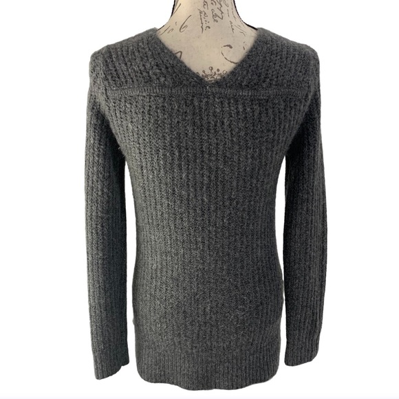 Abercrombie & Fitch Plunging Scoop Neckline Long Sleeve Acrylic Sweater Gray XS - Picture 5 of 8